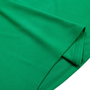 Détail du tissu en maille vert herbe avec couture à double aiguille de haute qualité
