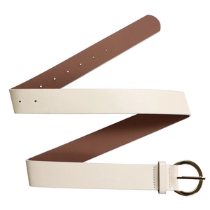 Détail de la ceinture en cuir crème avec une boucle ronde dorée et coutures soignées