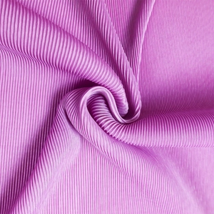 Macro di un elegante tessuto plissettato viola con texture fine e lucentezza setosa
