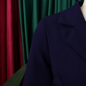 Detail van de marineblauwe pak kraag met fijne stiksels en schoudervulling op mannequin