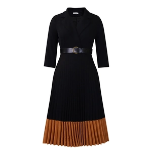 Vue détaillée du col à revers et de la ceinture sur cette robe plissée élégante