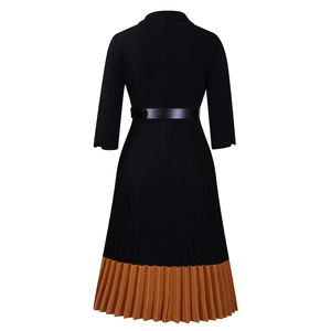 Détail de la robe élégante plissée noire et caramel montrant le dos et la ceinture fine