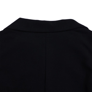 Détail du col arrière et de la couture centrale d'une élégante robe plissée noire pour femme