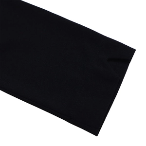 Détail des manches noires avec fente et coutures de précision sur la robe élégante