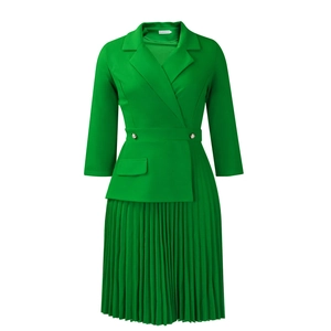Detail van de felgroene geplooide jurk met reverskraag en getailleerde riem met knoop