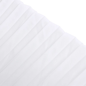Dettaglio del tessuto a rete plissettato bianco con pieghe ordinate e trama delicata