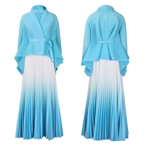 Dettaglio macro della gonna a pieghe sfumata e del cardigan kimono con cintura