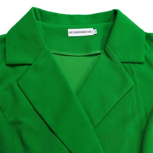 Detail van de groene reverskraag en het geweven maatlabel van deze elegante jurk