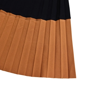 Détail de l'ourlet plissé bicolore montrant le contraste du tissu noir et marron