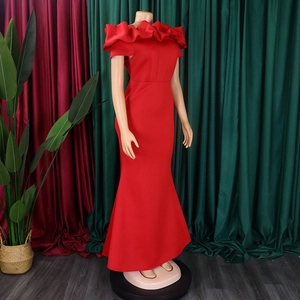 Dettaglio dell'elegante scollatura a balze e del design slim della veste a sirena rossa