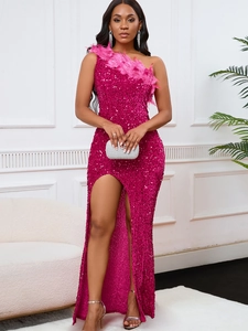 Elegantes einschultriges Pailletten-Abendkleid mit Federn und hohem Schlitz in Magenta