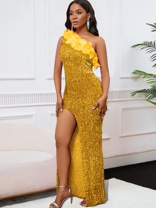 Elegantes goldenes Pailletten-Einschulterkleid mit gelben Federn und hohem Beinschlitz