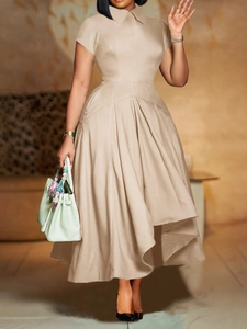 Robe midi beige élégante à manches courtes avec taille haute et jupe plissée en A