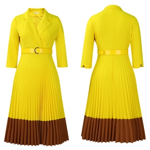 Détails de robe jaune plissée avec col à revers et ceinture à boucle métallique