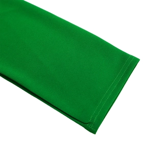 Detailopname van smaragdgroene jurkmouw met nette dubbele stiksels en fijne textuur