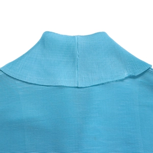 Dettaglio del collo alto a pieghe blu cielo e texture con bordi a onde sulla maglia