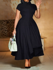 Robe longue noire élégante à manches courtes avec taille haute et jupe évasée