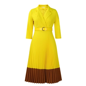 Vue détaillée de la robe plissée jaune à col en V avec ourlet marron et ceinture à boucle