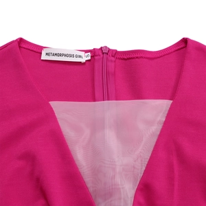 Dettaglio dello scollo a V rosa con inserto in mesh e chiusura lampo sul retro