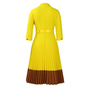 Détail du dos de la robe plissée jaune avec ourlet marron et ceinture en cuir