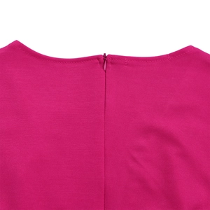 Dettaglio della tuta rosa fucsia con cerniera posteriore nascosta e trama a coste