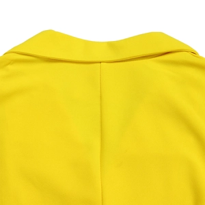 Détail d'une robe jaune montrant le col et les coutures arrière en tissu texturé
