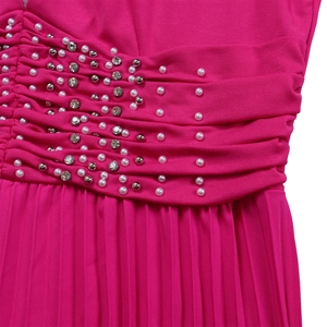 Dettaglio della vita plissettata fucsia con perle bianche e strass scintillanti