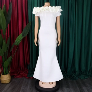 Dettaglio dello scollo con ruches su un elegante abito da sera a sirena bianco