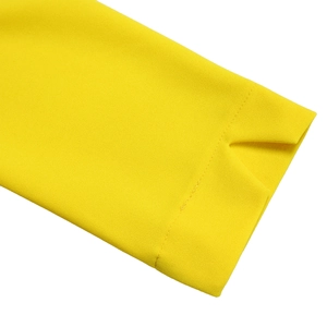 Détail de la fente en V aux poignets d'une robe jaune avec des coutures soignées