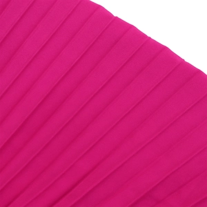 Macro di tessuto a pieghe rosa fucsia con dettagliati ricami a fisarmonica puliti