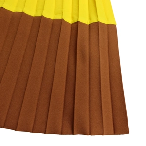 Détail du tissu plissé avec patchwork jaune et marron ondulé et texture fine