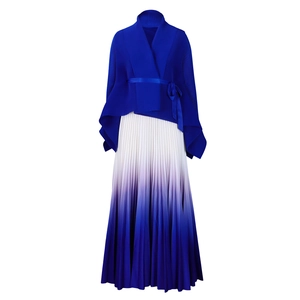 Dettaglio del top a pieghe blu reale e gonna lunga coordinata con sfumatura bianco-blu