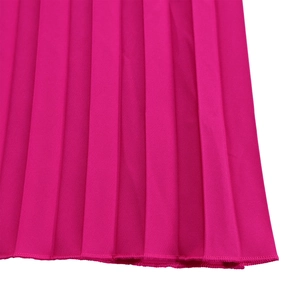 Dettaglio ravvicinato del tessuto plissettato rosso rosa con finitura bordo overlock
