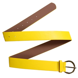Détail de la texture en cuir jaune vif et de la boucle argentée de la ceinture élégante