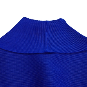 Dettaglio dello scollo con pieghe sottili su un elegante top blu reale da donna