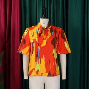 Détail d'une chemise à imprimé abstrait avec manches bouffantes et col à nœud papillon