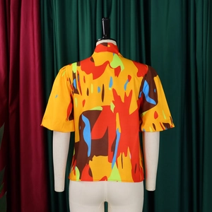 Détail de l'imprimé graffiti abstrait coloré sur une chemise à manches courtes et col