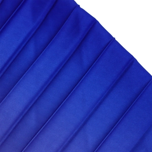Dettaglio del tessuto in raso plissettato blu scuro con pieghe verticali a fisarmonica