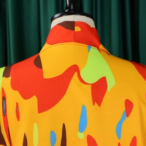 Détail d'un chemisier à imprimé abstrait coloré avec col montant et tissu soyeux