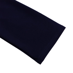 Detail van donkerblauwe gebreide stof met dubbele stiksels op de elastische mouw of zoom
