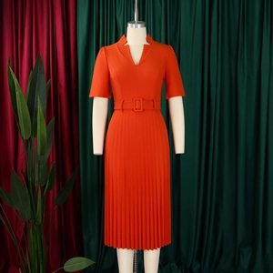 Détail du col en V et de la taille plissée sur cette robe mi-longue orange élégante