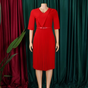 Détail du col en V plissé et de la ceinture ajustable sur cette robe midi rouge