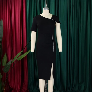 Detail van een elegante zwarte bodycon jurk met parelaccenten en een zijsplit