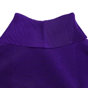 Dettaglio del collo alto viola con trama a pieghe fini e tessuto a coste elasticizzato