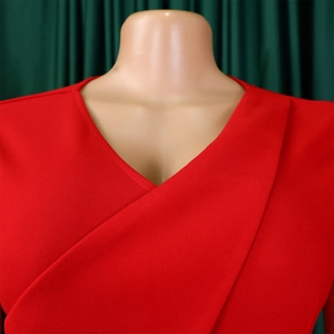 Détail de la robe portefeuille rouge à col en V avec texture plissée élégante
