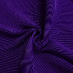 Dettaglio del tessuto plissettato viola scuro con fine trama verticale e morbide pieghe