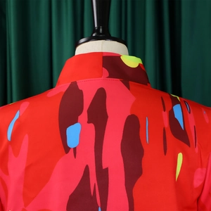 Détail du col montant et du motif camouflage abstrait vif sur la chemise rouge