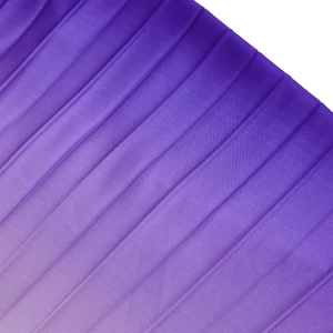 Dettaglio macro del tessuto a pieghe viola sfumato con finitura opaca ed elegante