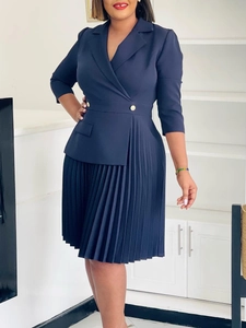 Elegante donkerblauwe geplooide midi-jurk met colbertkraag en gouden double-breasted knopen