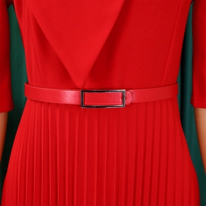 Détail de robe plissée rouge avec ceinture fine assortie et boucle argentée